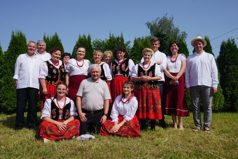 Jubilaci z proboszczem ks. Januszem Smerdą (w pierwszym rzędzie).