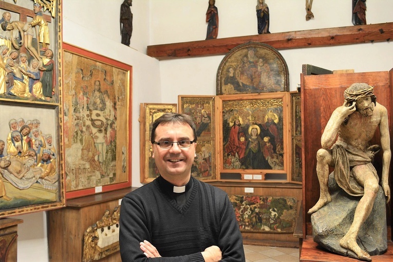 Ks. Piotr Pasek jest dyrektorem Muzeum Diecezjalnego w Tarnowie.