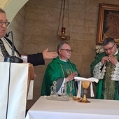 Ks. Michał Machnio całuje otrzymane relikwie.