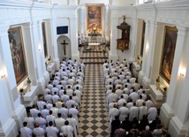 Eucharystia zgroamdziła wielu kapłanów i osób konsekrowanych.