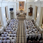 Eucharystia zgroamdziła wielu kapłanów i osób konsekrowanych.