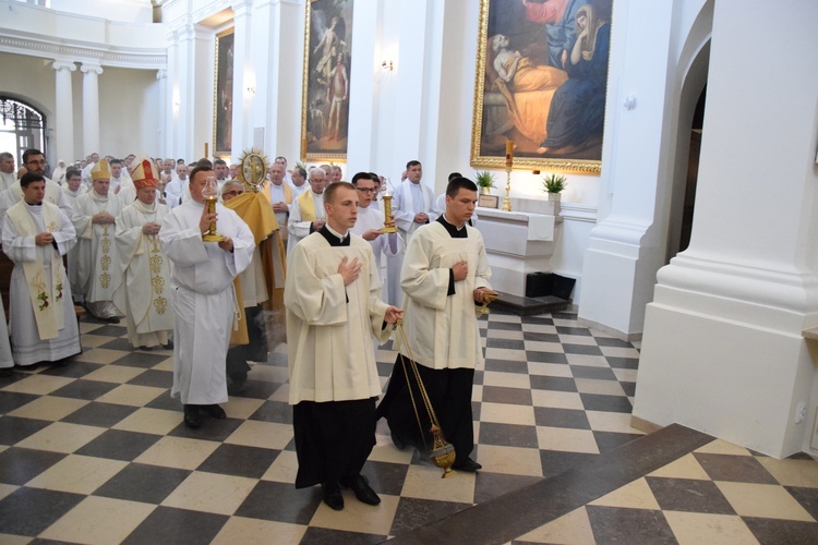 Stacja kongresowa z udziałem duchowieństwa i sióstr zakonnych