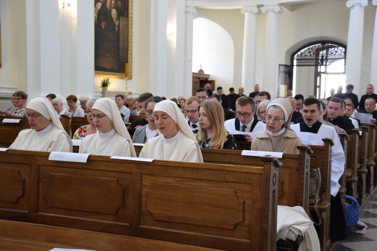 Stacja kongresowa z udziałem duchowieństwa i sióstr zakonnych