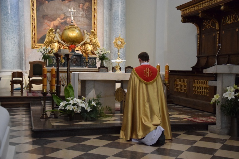 Stacja kongresowa z udziałem duchowieństwa i sióstr zakonnych