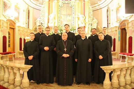 Neoprezbiterzy z bp. Piotrem Gregerem na czuwaniu w Hałcnowie - 2022