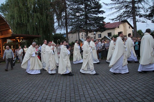 Neoprezbiterzy z bp. Piotrem Gregerem na czuwaniu w Hałcnowie - 2022