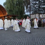 Neoprezbiterzy z bp. Piotrem Gregerem na czuwaniu w Hałcnowie - 2022