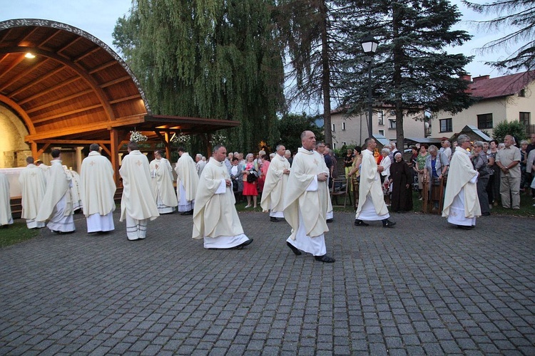 Neoprezbiterzy z bp. Piotrem Gregerem na czuwaniu w Hałcnowie - 2022