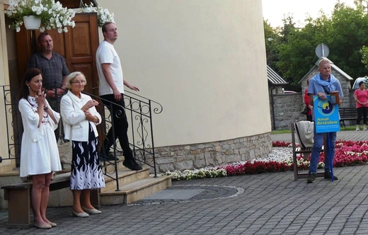 Neoprezbiterzy z bp. Piotrem Gregerem na czuwaniu w Hałcnowie - 2022