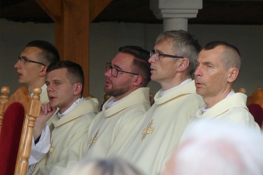 Neoprezbiterzy z bp. Piotrem Gregerem na czuwaniu w Hałcnowie - 2022