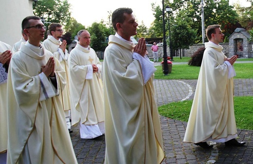 Neoprezbiterzy z bp. Piotrem Gregerem na czuwaniu w Hałcnowie - 2022