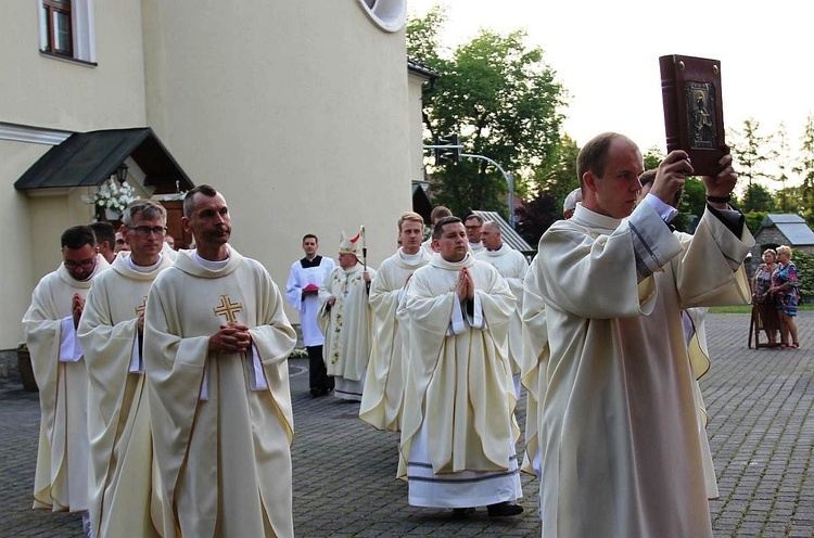 Neoprezbiterzy z bp. Piotrem Gregerem na czuwaniu w Hałcnowie - 2022