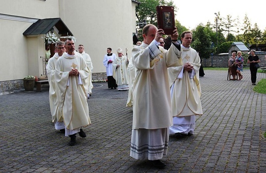 Neoprezbiterzy z bp. Piotrem Gregerem na czuwaniu w Hałcnowie - 2022