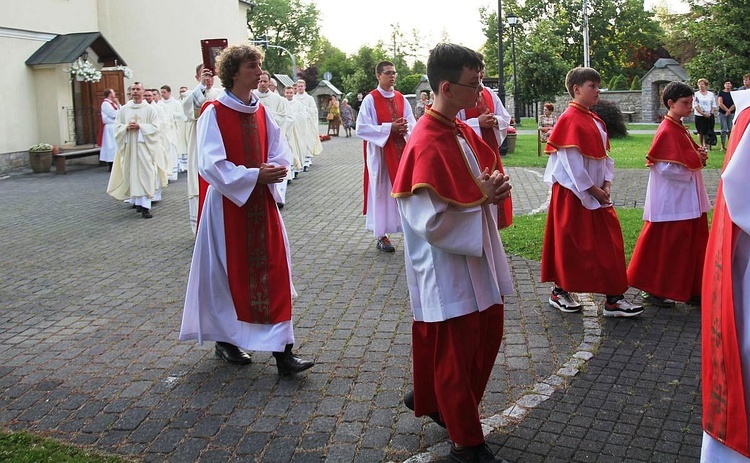 Neoprezbiterzy z bp. Piotrem Gregerem na czuwaniu w Hałcnowie - 2022