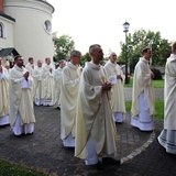 Neoprezbiterzy z bp. Piotrem Gregerem na czuwaniu w Hałcnowie - 2022