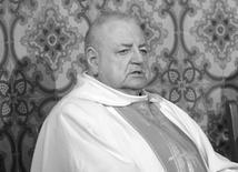 Ks. Władysław Wichrowicz w czasie peregrynacji figury MB Fatimskiej w Dusznikach-Zdroju.