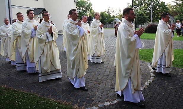 Tradycyjnie w czerwcowym czuwaniu w Hałcnowie uczestniczyli także księża neoprezbiterzy.