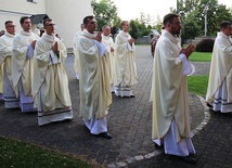 Tradycyjnie w czerwcowym czuwaniu w Hałcnowie uczestniczyli także księża neoprezbiterzy.