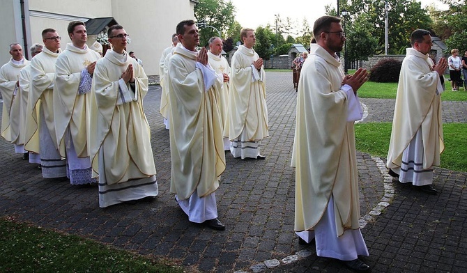Tradycyjnie w czerwcowym czuwaniu w Hałcnowie uczestniczyli także księża neoprezbiterzy.