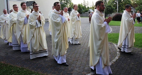 Tradycyjnie w czerwcowym czuwaniu w Hałcnowie uczestniczyli także księża neoprezbiterzy.