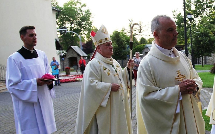 Bp Piotr Greger przewodniczył Mszy św. przy ołtarzu polowym podczas czerwcowego czuwania w Hałcnowie.