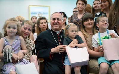 "Znów od zera". Spotkanie nuncjusza z uchodźcami