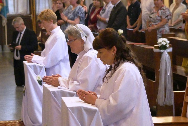 Od lewej: Ewa Hutniczak, Bogumiła Dunikowska i Wioletta Rzepa podczas uroczystości konsekracji dziewic.