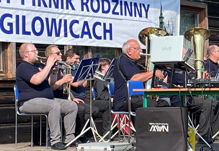 Na piknikowej scenie zaprezentowały się gilowickie zespoły, a wśród nich orkiestra dęta.