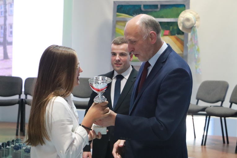 Zakończenie klas ósmych Szkoły Podstawowej w Międzyborowie
