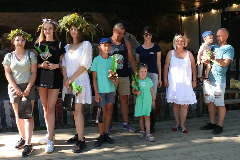 To oni znaleźli kwiat paproci. Nagrody wręczały Ilona Jaroszek (trzecia z prawej) i Aleksandra Żytnicka (czwarta z prawej).