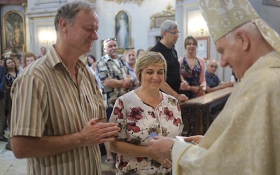 Kontynuując wieloletnią tradycję i zachęceni przez papieża Franciszka, małżonkowie wraz z dziećmi przybyli do Wambierzyc, by nabrać sił do dalszej wspólnej wędrówki przez życie.