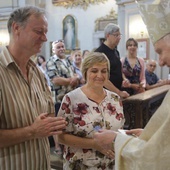 Kontynuując wieloletnią tradycję i zachęceni przez papieża Franciszka, małżonkowie wraz z dziećmi przybyli do Wambierzyc, by nabrać sił do dalszej wspólnej wędrówki przez życie.