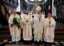 Od lewej: o. Wiesław Wiśniewski TDŚ, dk. Taras Sikorchuk TDŚ, bp Wiesław Szlachetka, ks. Dmytro Kontsevych TDŚ.