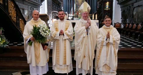 Od lewej: o. Wiesław Wiśniewski TDŚ, dk. Taras Sikorchuk TDŚ, bp Wiesław Szlachetka, ks. Dmytro Kontsevych TDŚ.