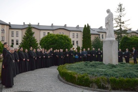 Apelowa modlitwa przy figurze Matki Bożej Jazłowieckiej, stojącej na dziedzińcu seminarium.