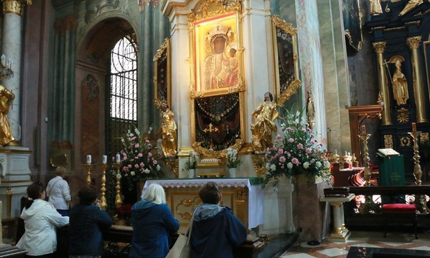 Przed obrazem Matki Bożej Płaczącej zawsze modlą się ludzie.