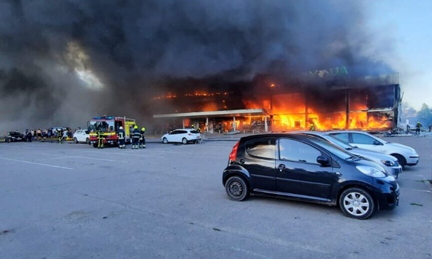 Ukraina: 10 zabitych, ponad 40 rannych w ataku na centrum handlowe