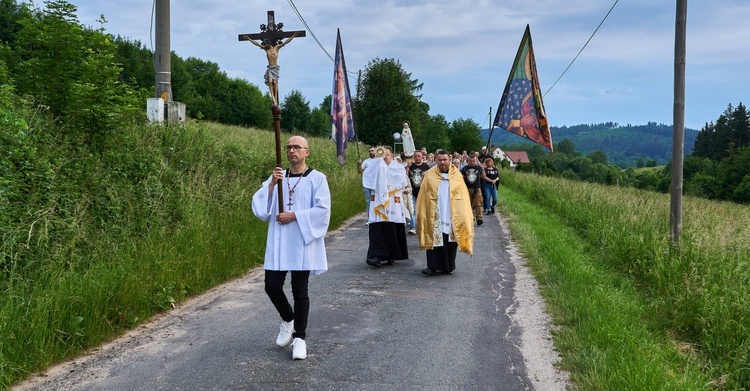 Z Bartnicy do Głuszycy. Pokutna procesja i noc walki za Polskę