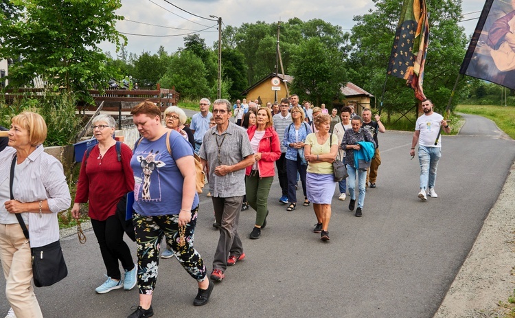 Z Bartnicy do Głuszycy. Pokutna procesja i noc walki za Polskę