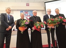 Od lewej stoją: prezydent Piotr Jedliński, ks. Hryckowian, bp Dajczak, ks. Krylik i ks. Siwiński.