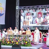 Ośmiu biskupów i ponad 100 prezbiterów koncelebrowało razem z abp. Salvatorem Pennacchio dziękczynną Eucharystię.