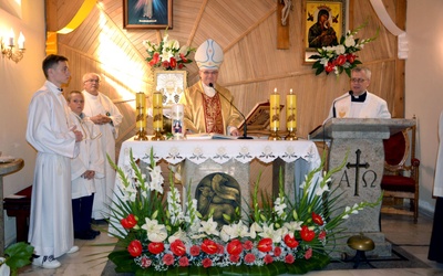 Biskup w czasie jubileuszowej Mszy św. w kaplicy św. Sebastiana.