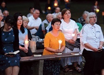 	Czuwanie zakończyło się nabożeństwem ze świecami.