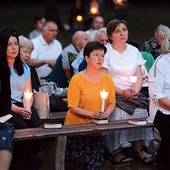 	Czuwanie zakończyło się nabożeństwem ze świecami.