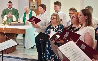 	Rok pracy w Musicum zakończyło 26 studentów. W Domu Seniora Leonianum w Sikorzu podczas Mszy św. dziękczynnej modlono się przy dźwiękach miniatur czterogłosowych w wykonaniu chóru instytutu.