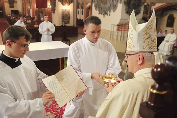 Akolita może udzielać Komunii Świętej, dlatego podczas obrzędu biskup symbolicznie wręcza mu patenę z hostią.