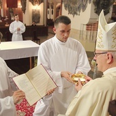 Akolita może udzielać Komunii Świętej, dlatego podczas obrzędu biskup symbolicznie wręcza mu patenę z hostią.