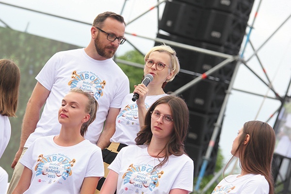 Pomiędzy utworami można było wysłuchać świadectw o miłości Boga.