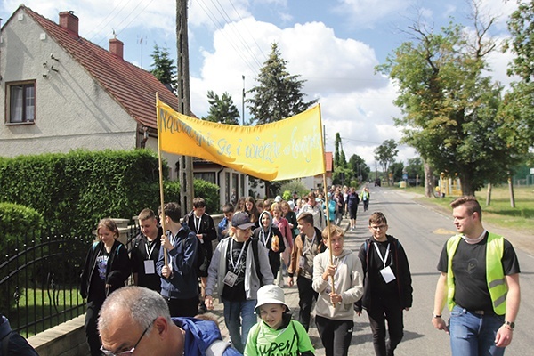 Młodzi pielgrzymi mieli do przejścia kilkanaście kilometrów. 