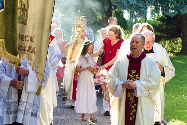 	Na zakończenie odbyła się procesja eucharystyczna wokół kościoła.